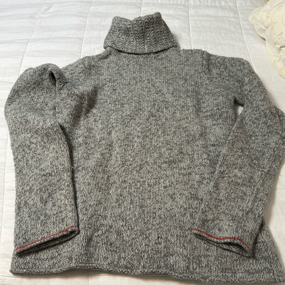 Beautiful grey sweater by GAP size M. 53% LambsWool 47% Cotton